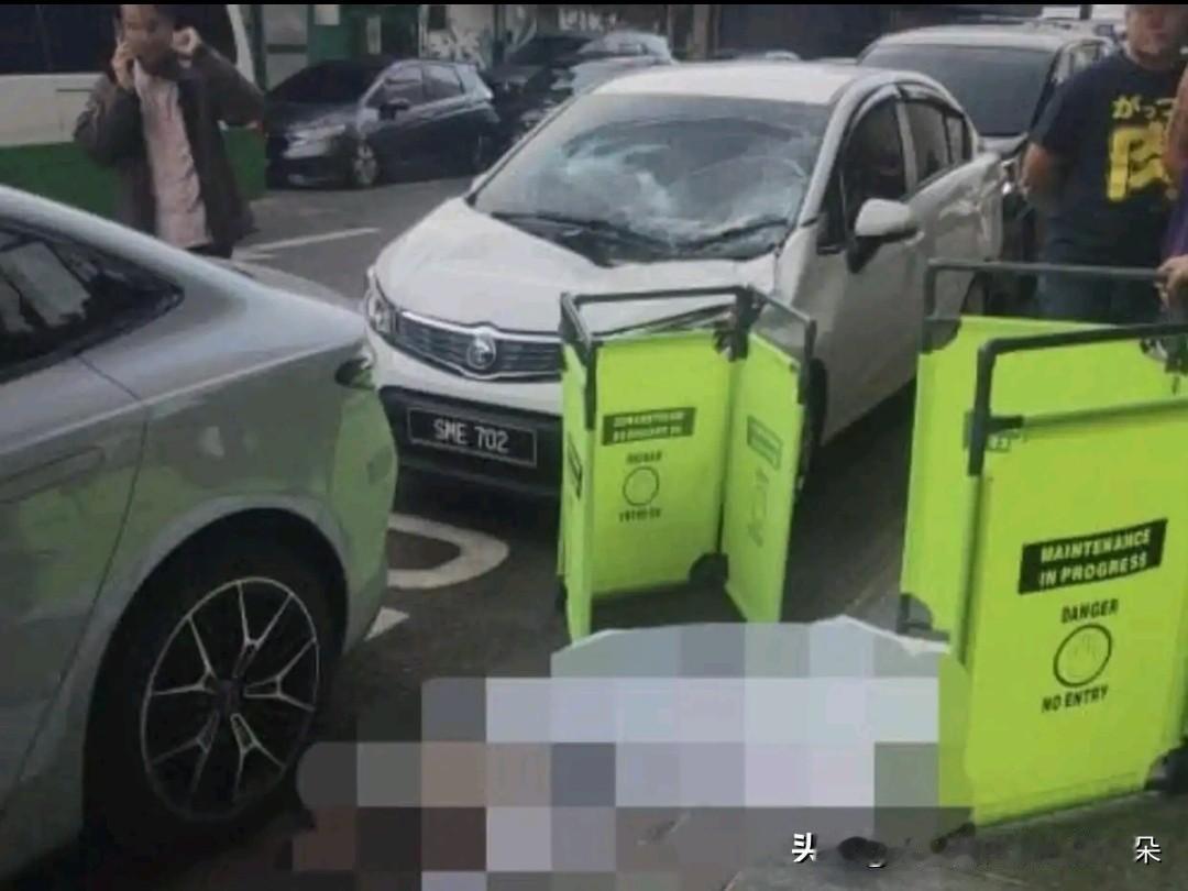 突发！中国女游客马来西亚酒店坠亡，车顶发现遗体丈夫痛哭

当地时间12月7日早7