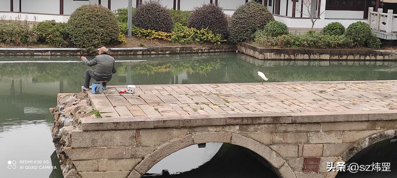 （原创）断桥上的守候
水乡的古镇都有古桥，那是过去的乐善好施者或是官府为了方便民