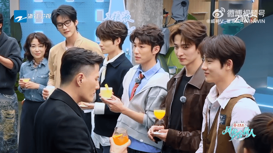 董思成怎么到哪都得才艺表演 董思成的才艺表演刻进DNA了吧，走到哪都逃不过的名场