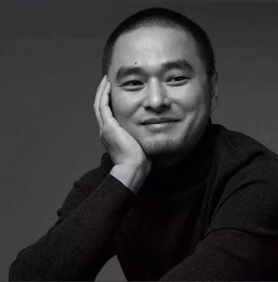 华润董事长出事的前几天，时任CEO冯唐正在家中喝茶，忽然，他脖子上佩戴10年的玉