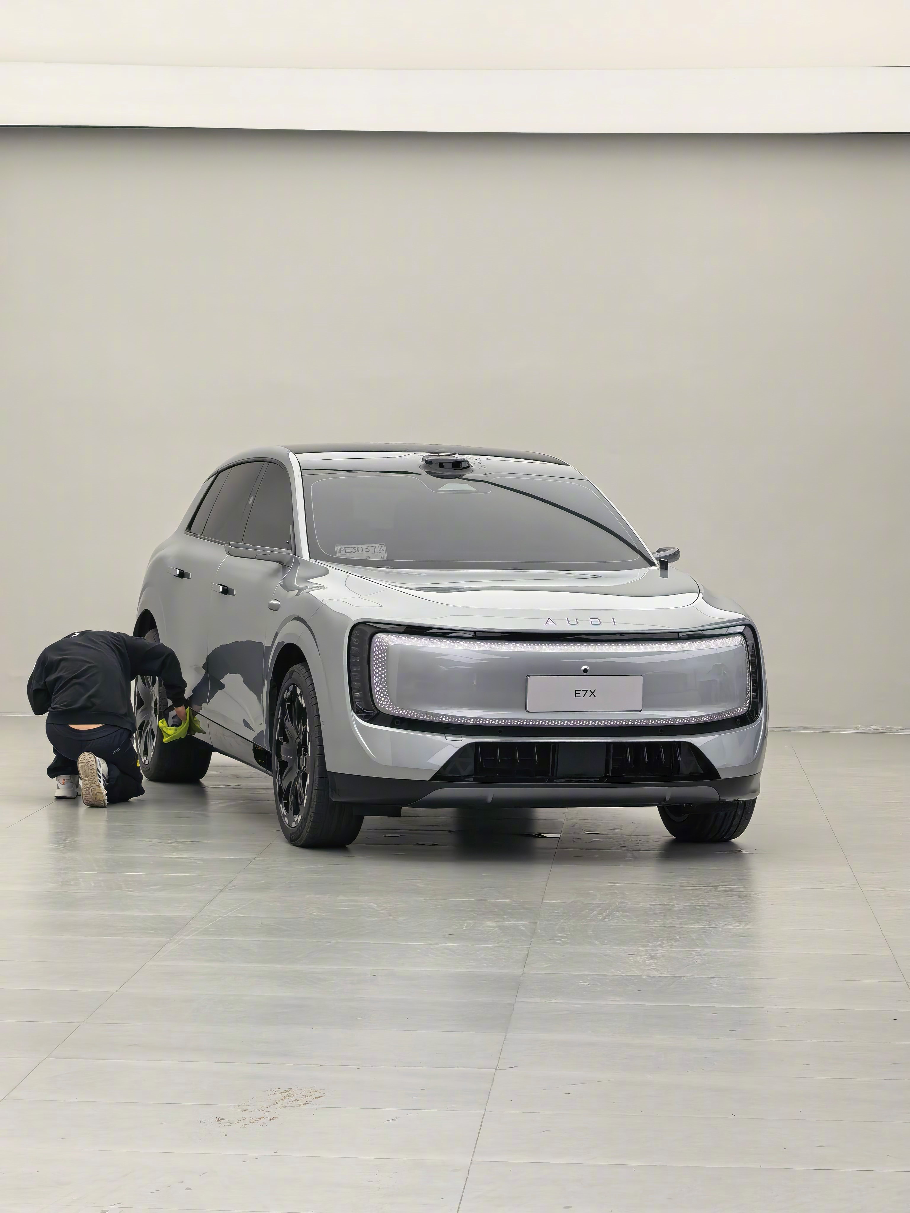 AUDI E7X到车库了，前RS 6设计师做的这车，挺好看的。 