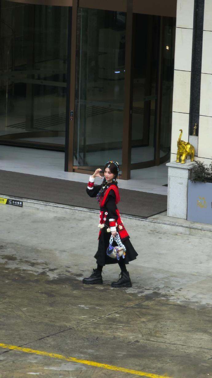 白鹿染回黑发白鹿藏服黑发路透 ​白鹿这个香蕉真好吃 大家热舞正酣，白鹿捧着香蕉认