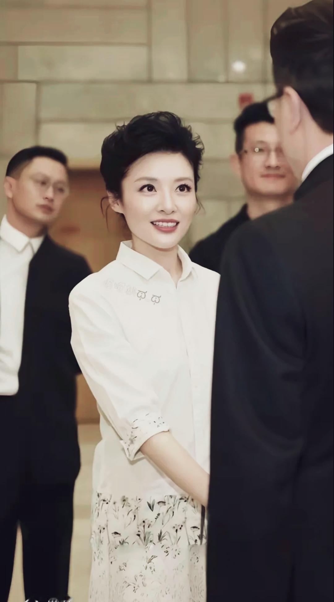 周涛女神般的存在，传说中的白月光，优雅端庄，比电影明星还漂亮。