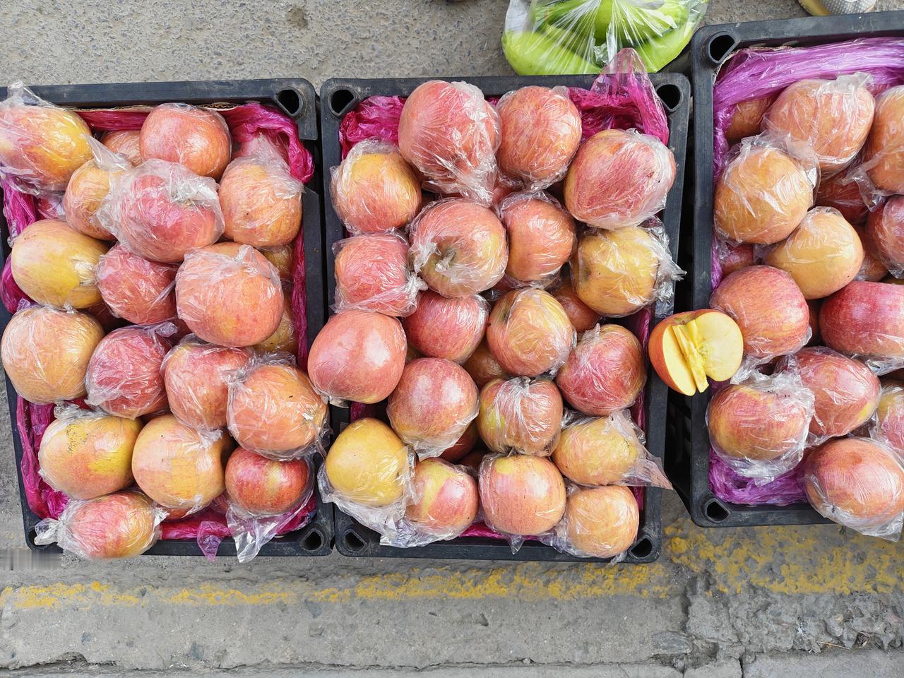 快来，快来运城市盐湖区西街早市，品尝正宗的万荣苹果🍎，2元一斤，条红的，超级甜