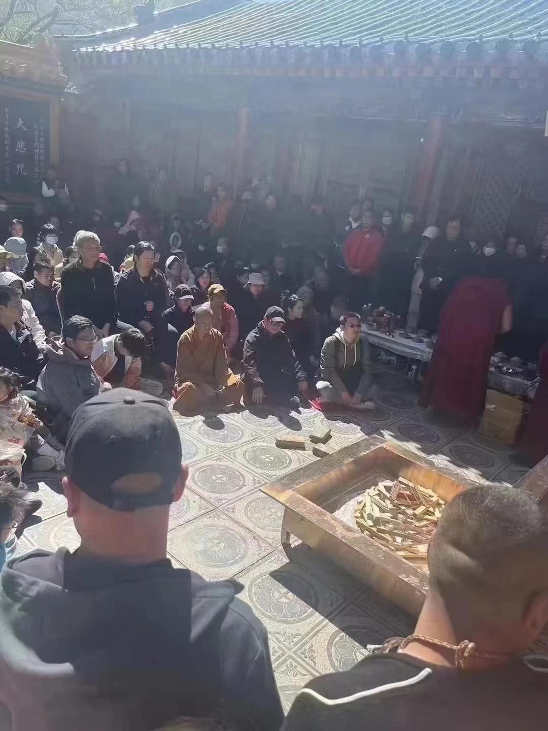 农历四月初四，文殊菩萨圣诞
李连杰在菩萨顶祈福法会[祈祷][祈祷]