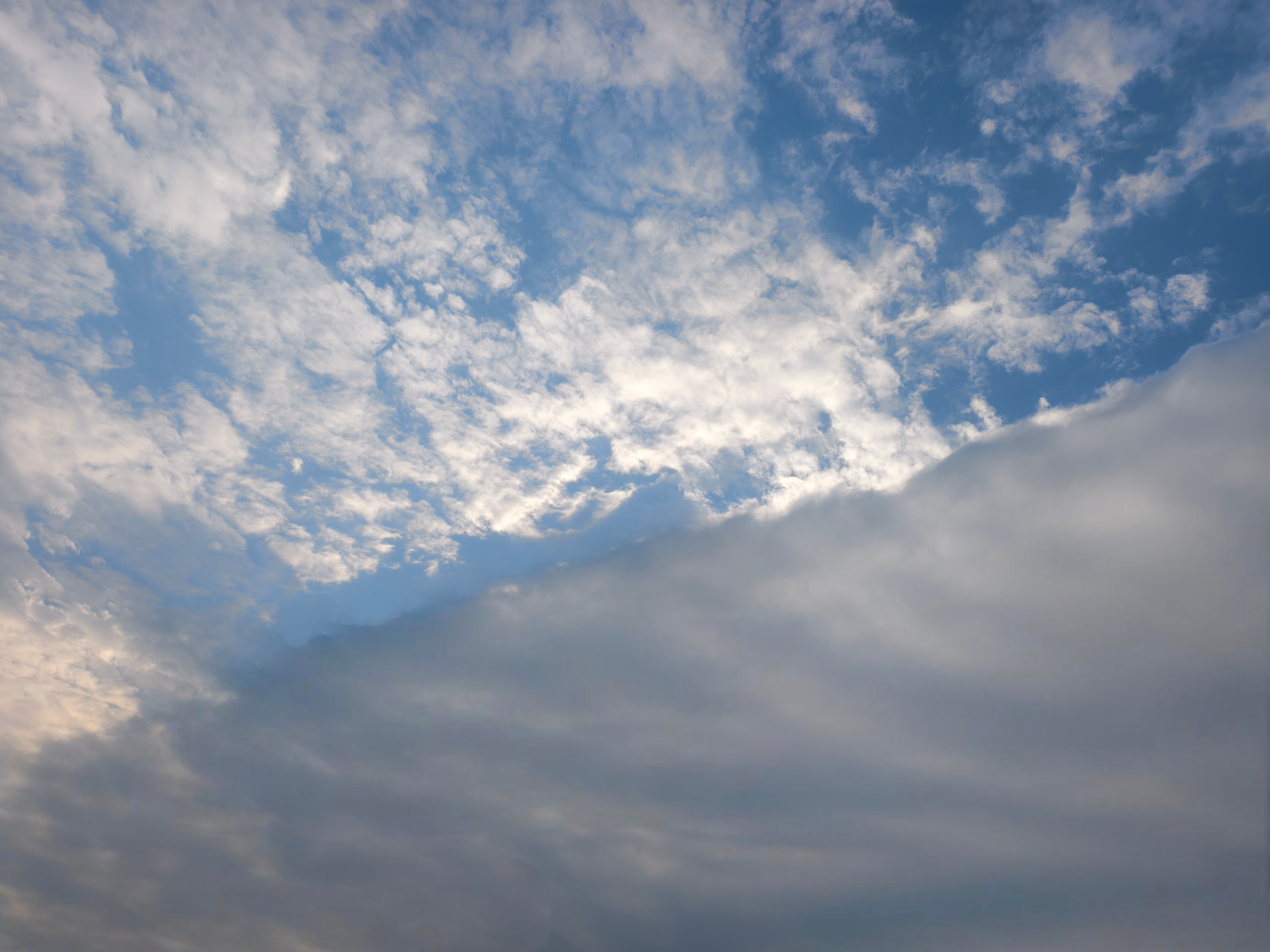 分层天空，一半晴一半阴像极了某个时间段的心情！ ​​​