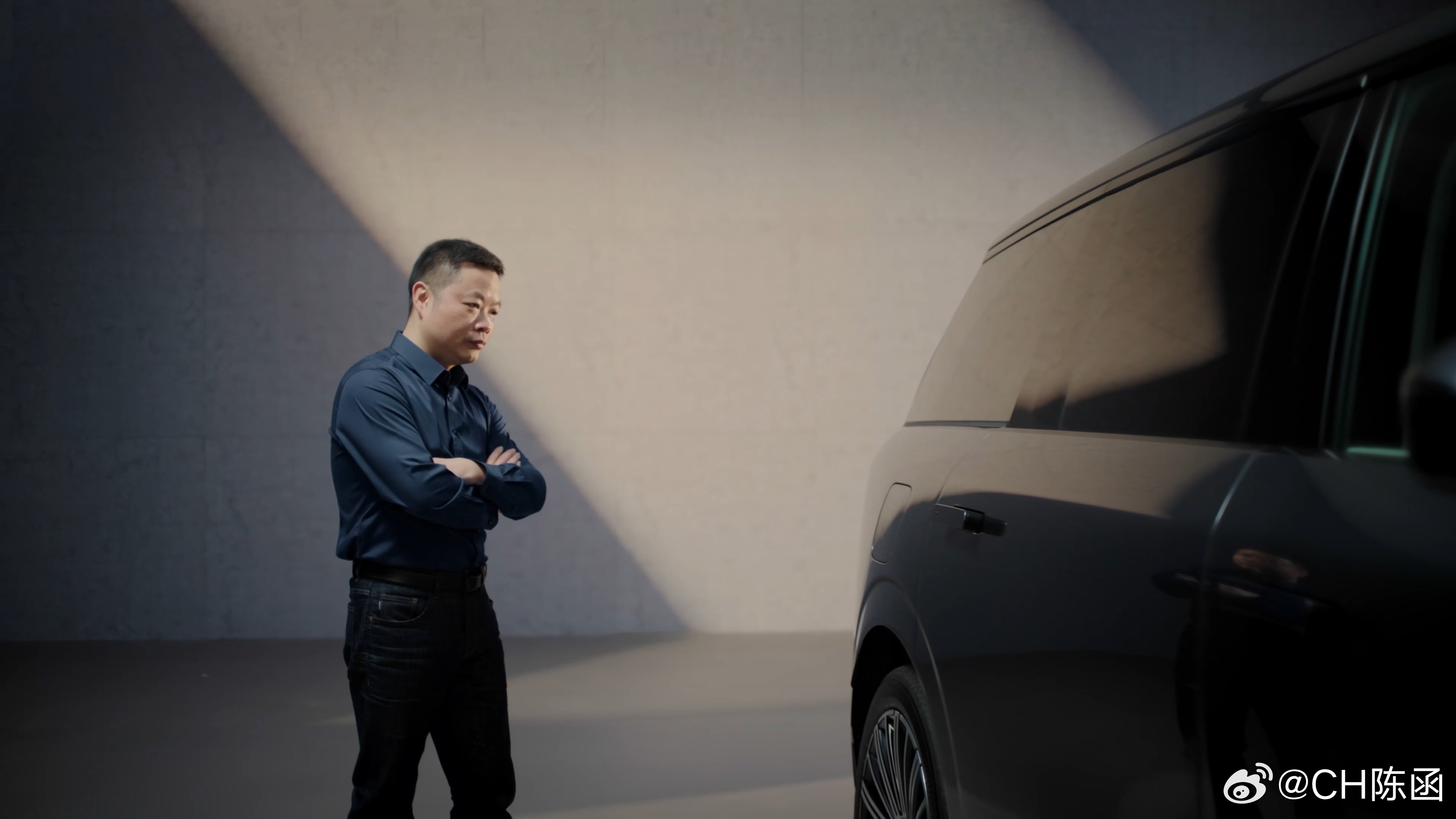 绝杀！今天身价最高的“车模”来了！小鹏会玩啊，建议车企们以后别光给媒体拍人车合影