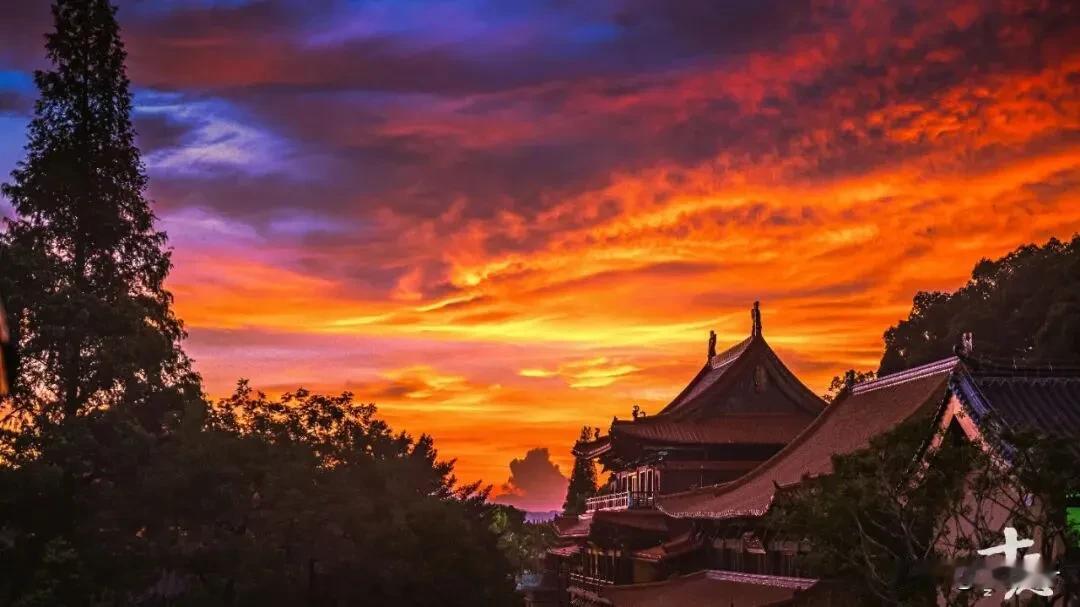 自古逢秋悲寂寥，我言秋日胜春朝。
晴空一鹤排云上，便引诗情到碧霄。
——唐·刘禹