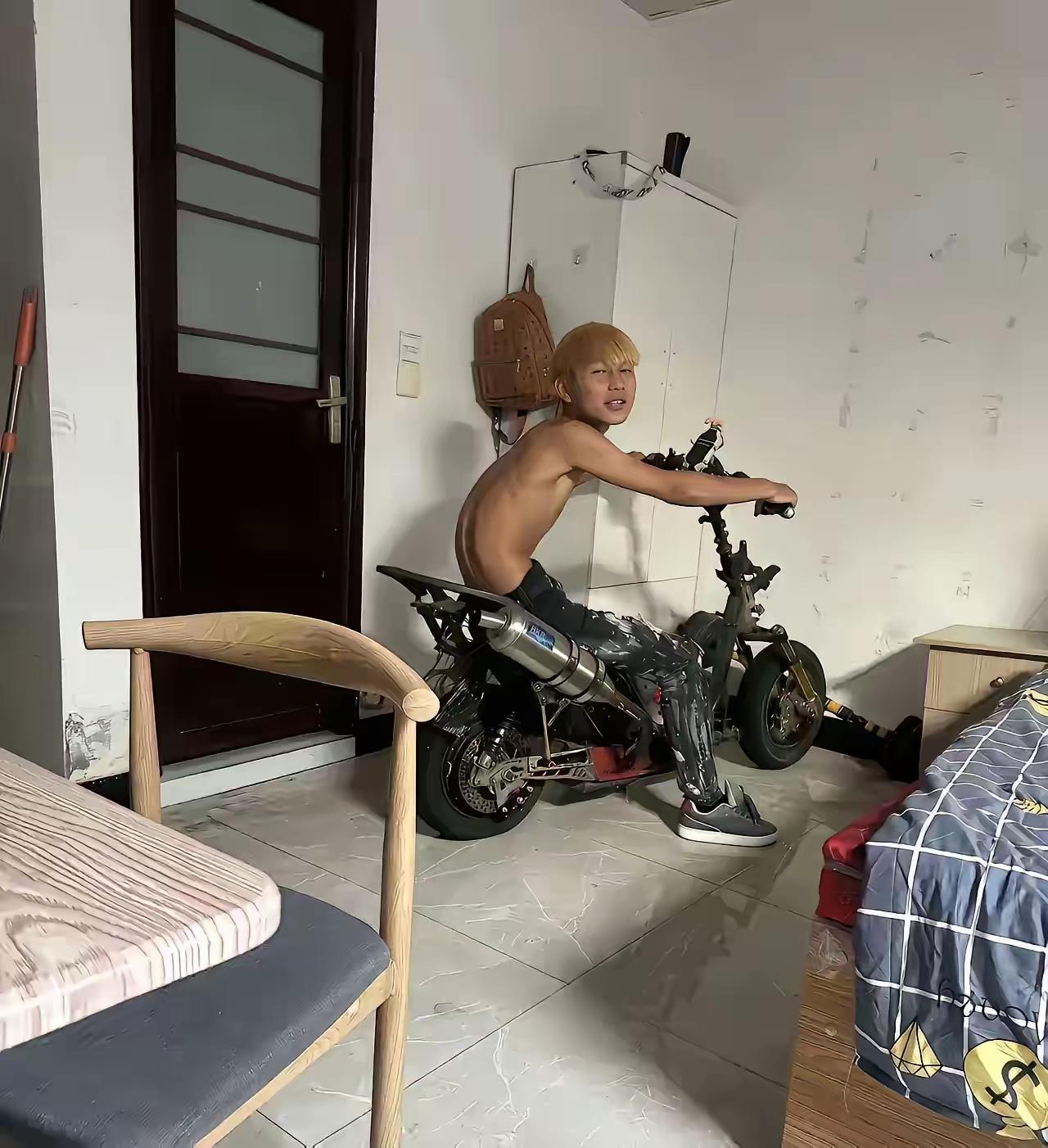 挑食的娃
瘦的和柴火棍一样
这体格
走上社会能干啥？[泪奔]