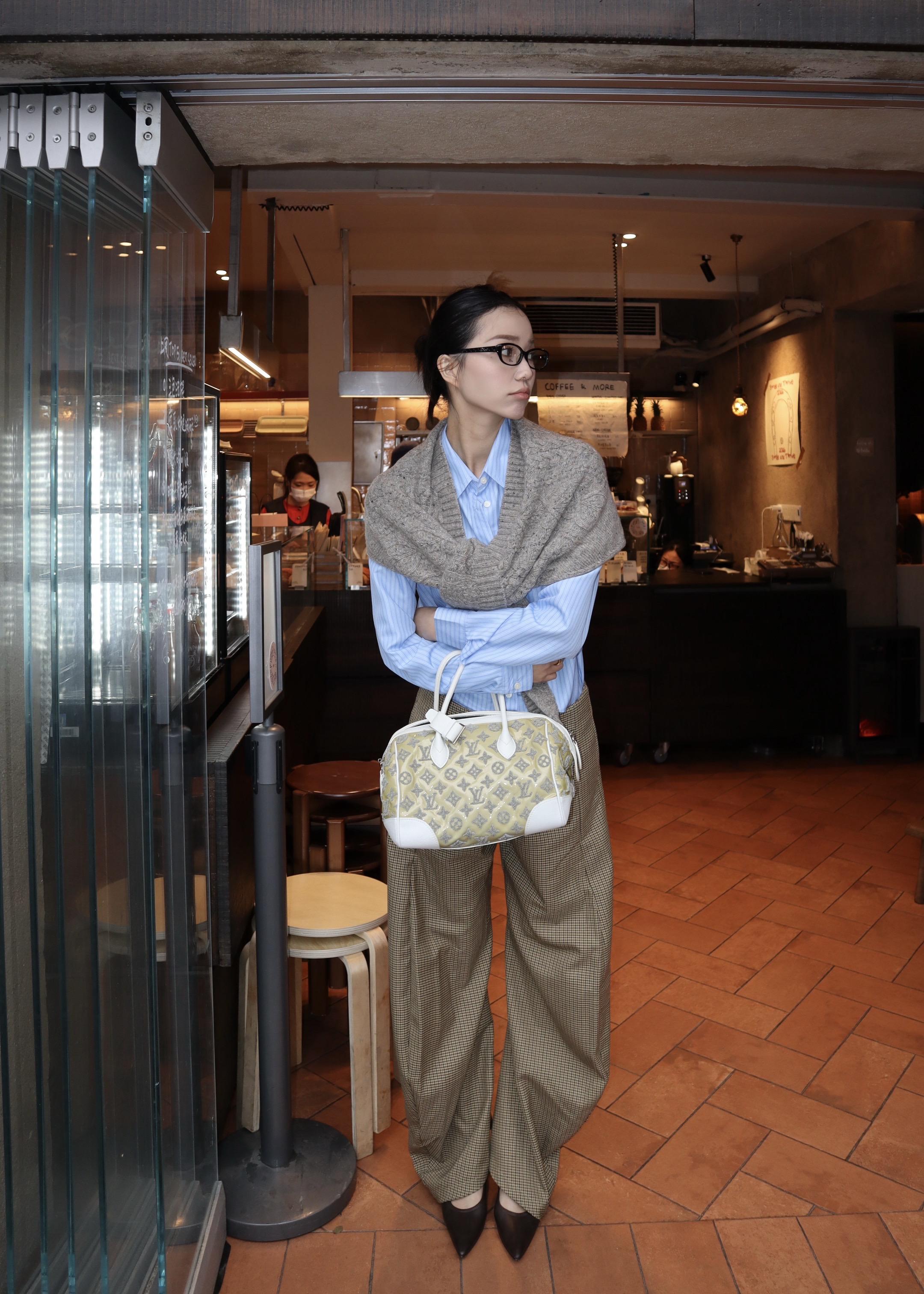 “别严肃 给我笑！”