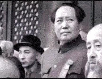 珍贵的历史照片
稍作停留，为毛主席献上一束鲜花，一张珍贵的历史动画照片，这一刻，
