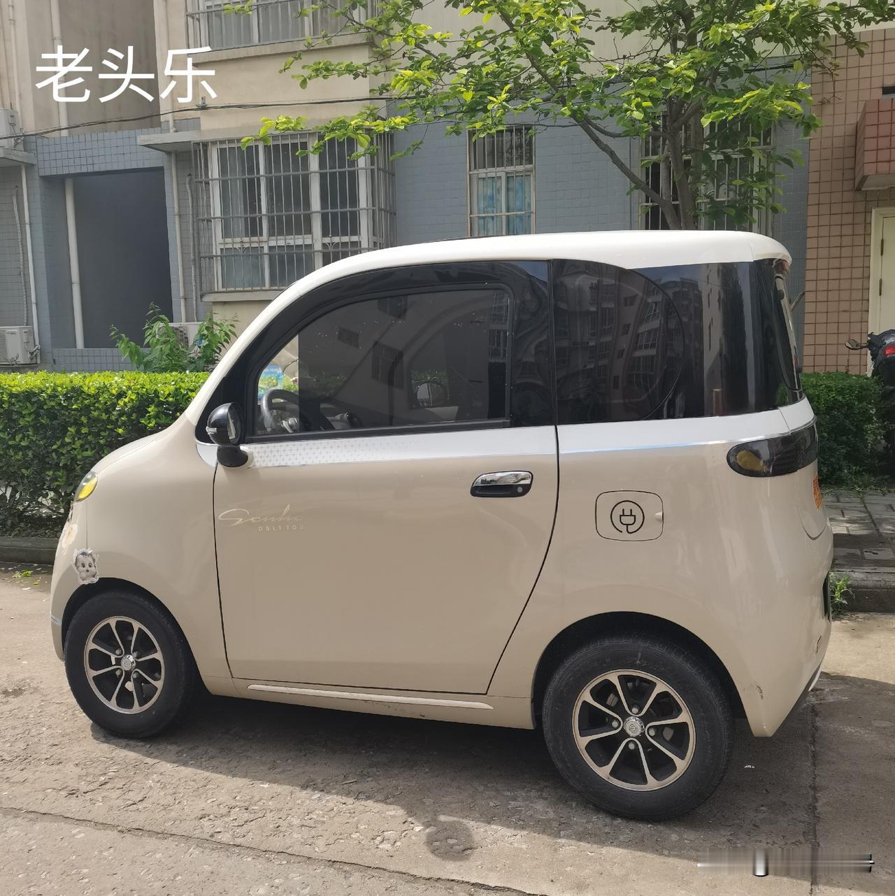 老了是拾破烂，还是开老头乐？
路口看见一位学长，中学老师退休，身形消瘦，破旧的自