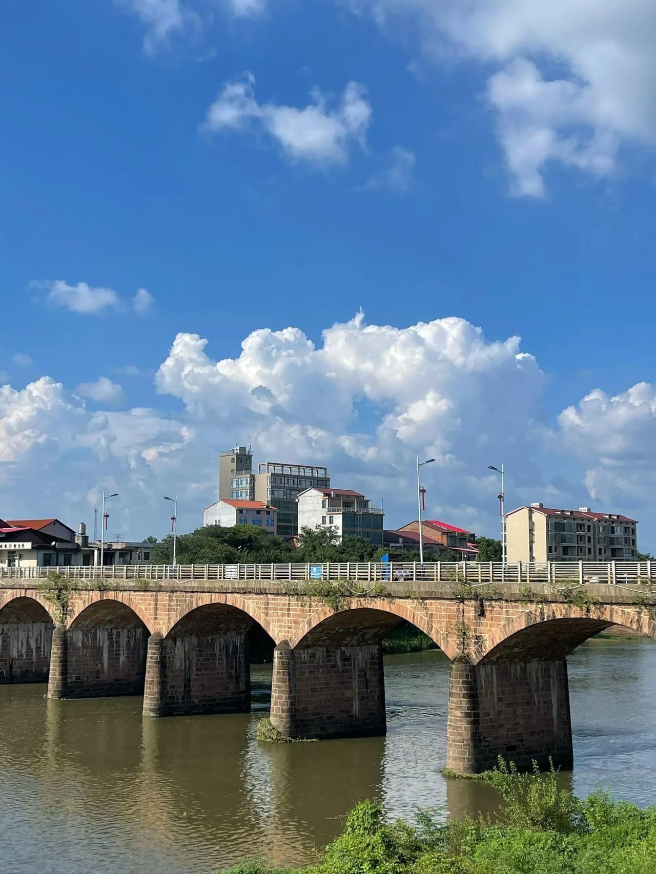 乡村的空气格外清新，蓝天白云，晴空万里。虽没有大城市的车水马龙，但烟火味十足。