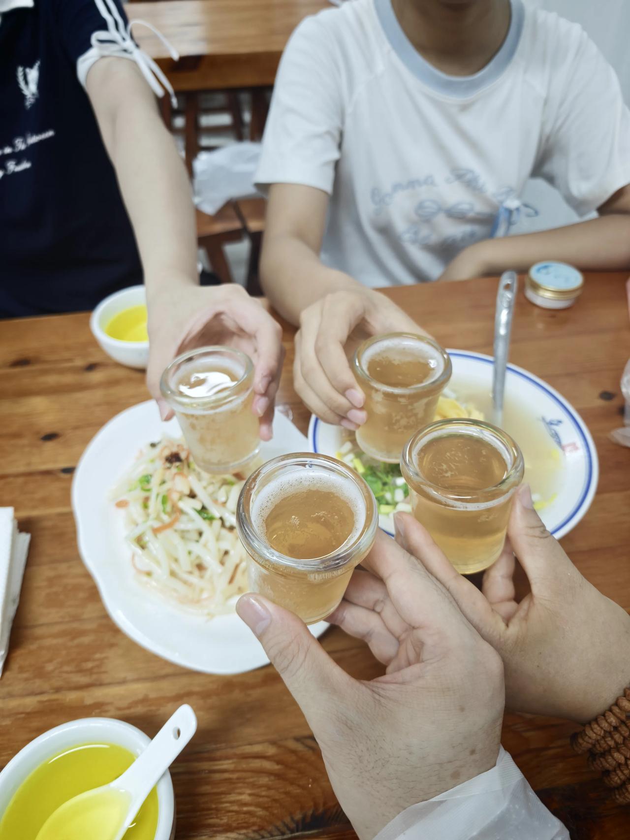 如今理发涨价是多重成本叠加导致。商铺租金逐年攀升，理发师薪资、外出进修学费大幅上