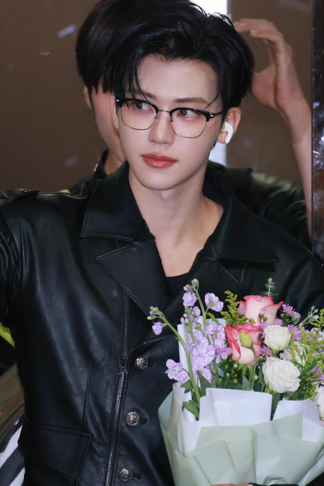 仅靠两秒镜头就5万转的男爱豆谁被罗渽民两秒镜头圈粉？半框眼镜帅到犯规，5万转数据