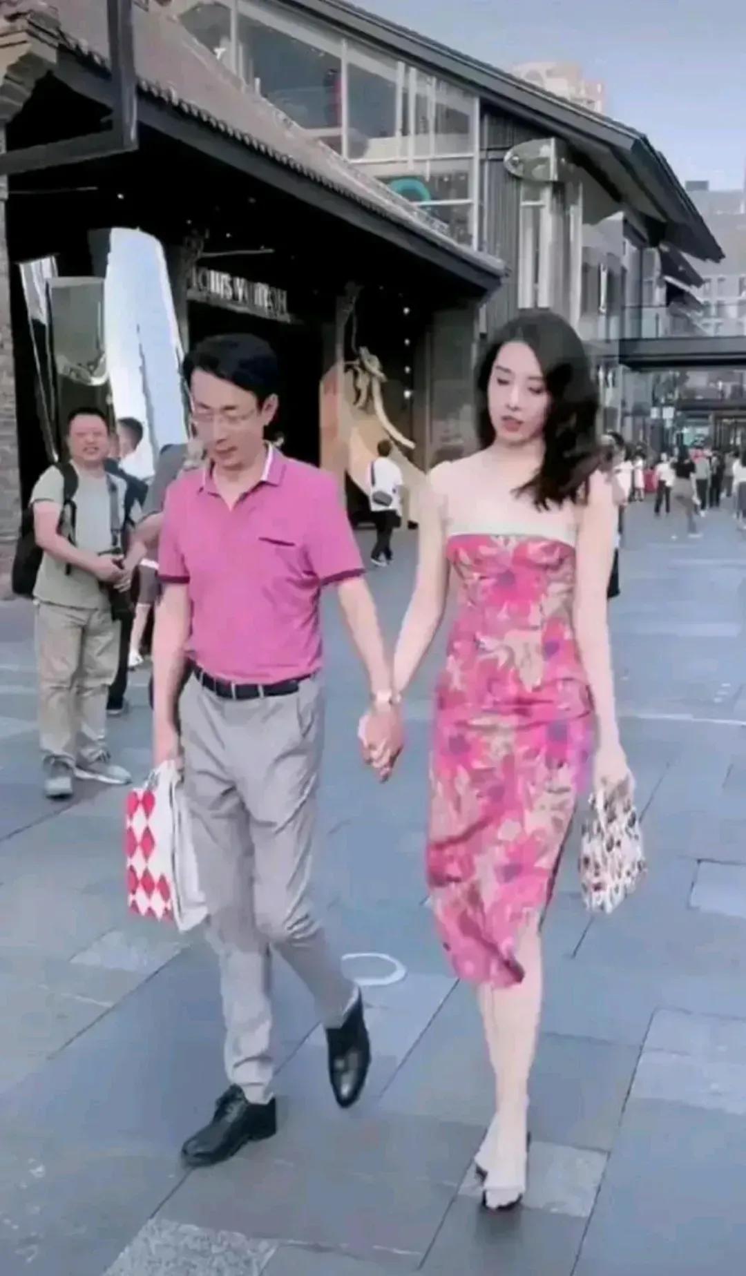 总有人问：穷人嫖娼为什么犯法，富人包二奶养小三为什么只是道德问题？原因有三：

