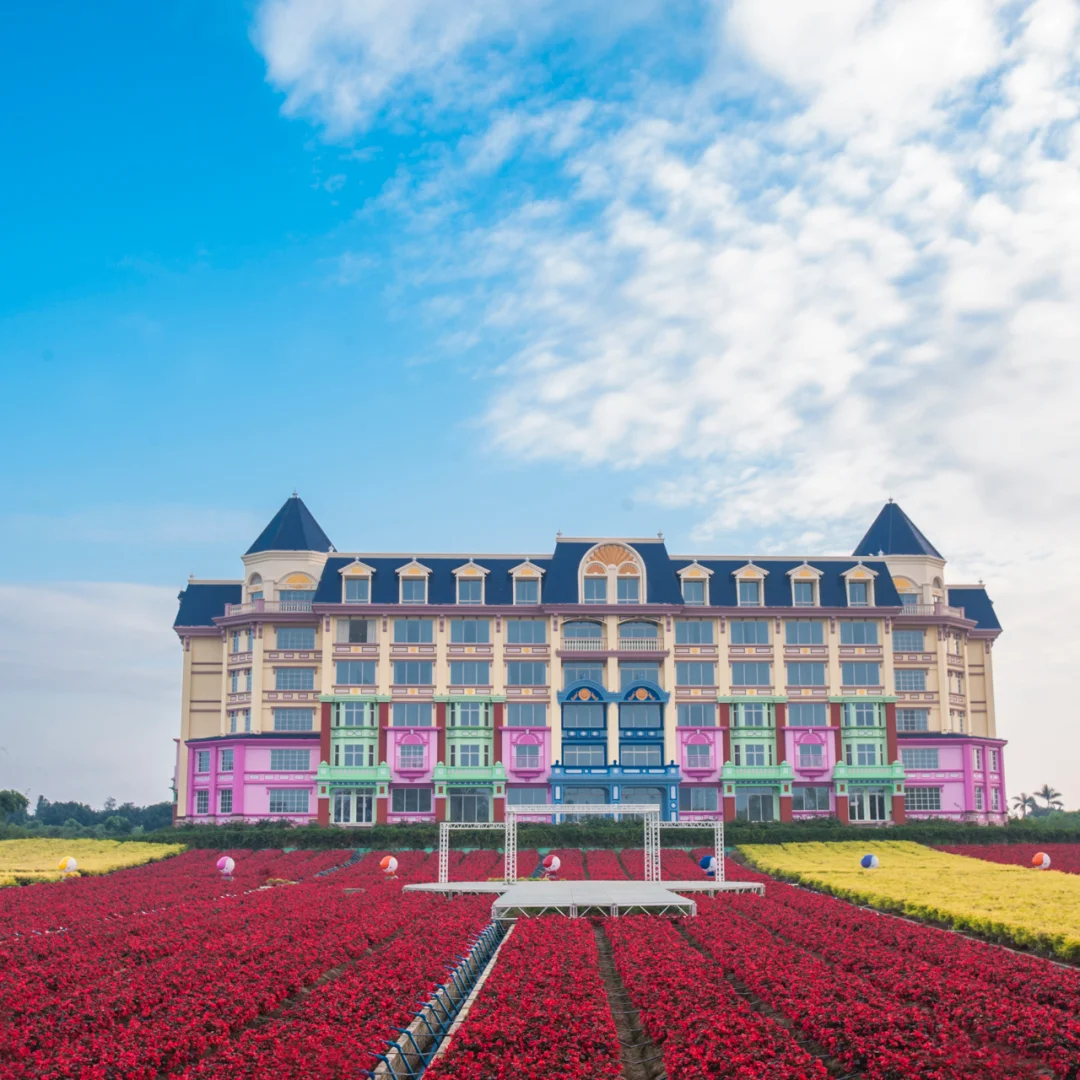 百万葵园花之恋城堡酒店是世界上唯一坐落在百万鲜花丛中的五星级酒店，围绕...