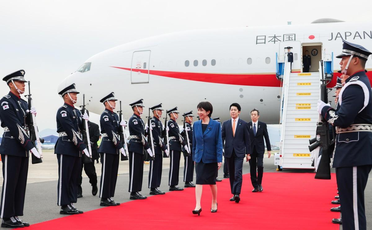 日本首相高市早苗最近跑去韩国庆州见了总统李在明。俩领导人坐一块儿，表面谈合作，实