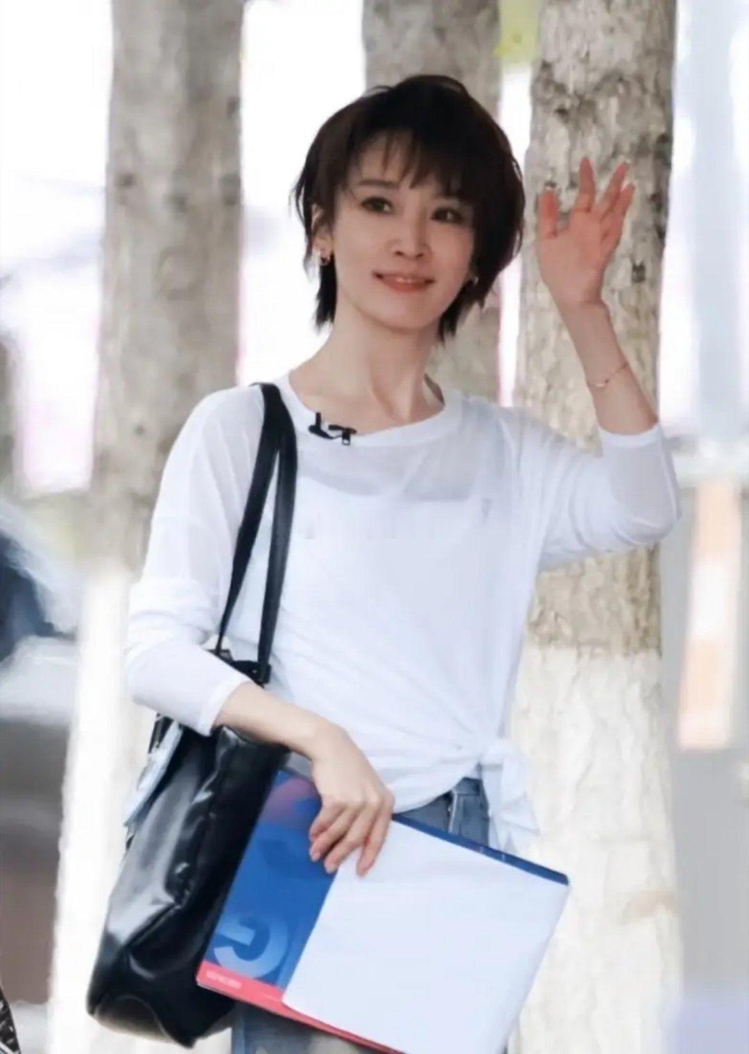 吴京老婆谢楠准备开工录制节目，短发简约干练又帅气！ 