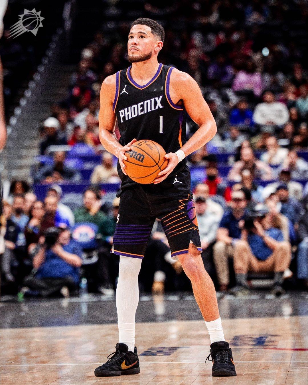 布克在今天赛后说：“我们彼此之间互相汲取能量，互相鼓励，互相支持。今晚不是谁的独