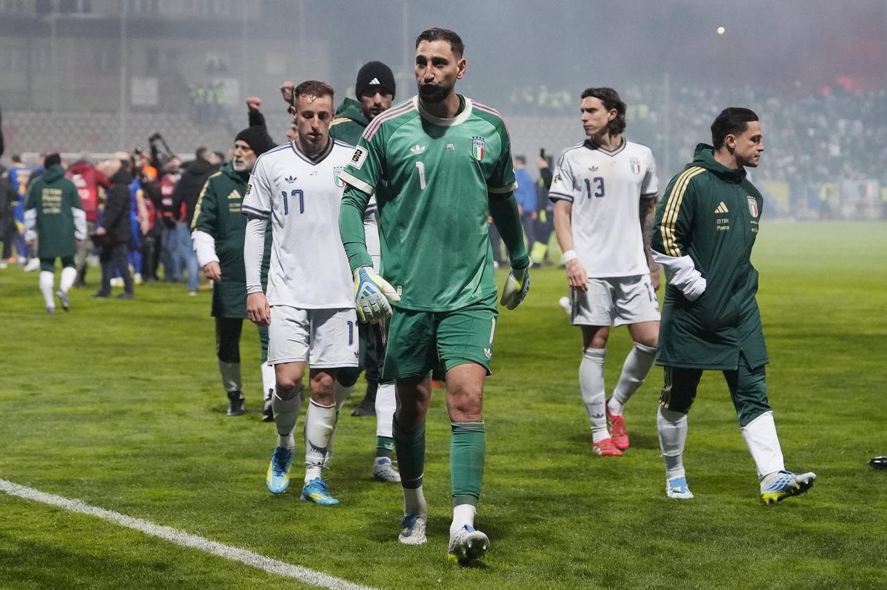 多纳鲁马在无缘世界杯后在社媒发文👇：
 
“昨晚比赛结束后，我哭了。
 
我为