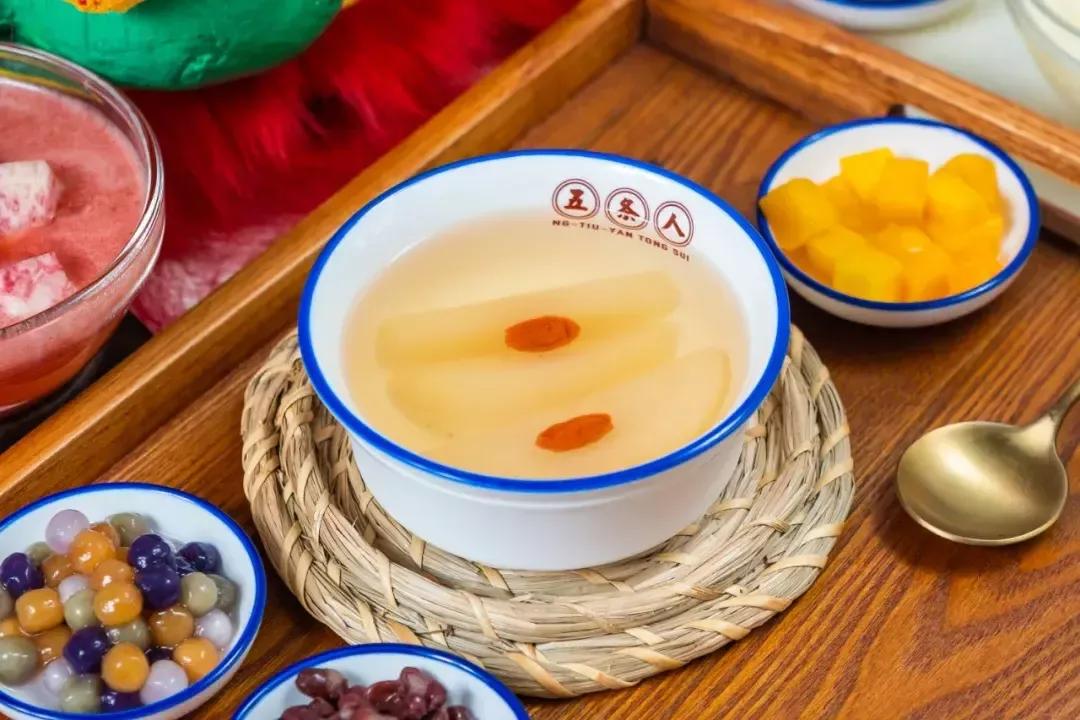 🔖〰️
深圳美食之旅10
囍儿甜糖水铺是深圳一家颇受欢迎的甜品店，
以其丰富的