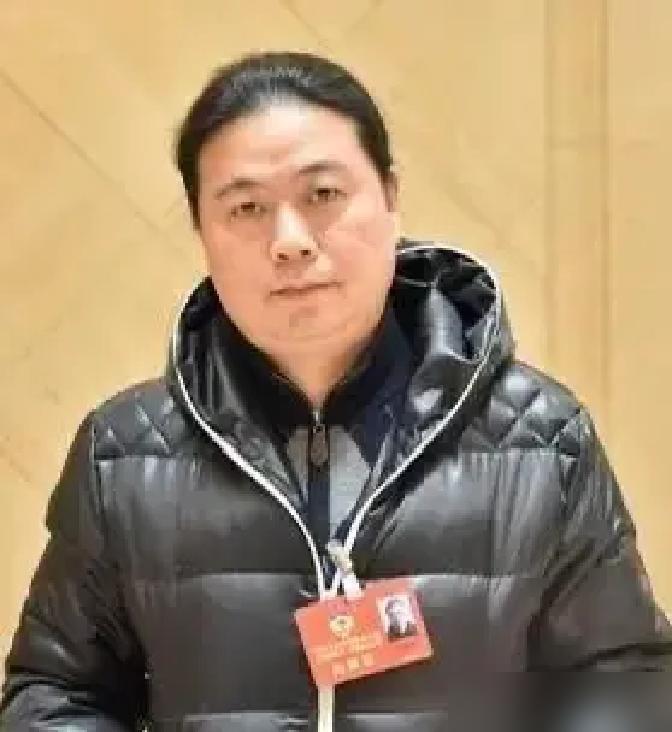 就因为长得太帅，顶级导演孔笙、郑晓龙差点联手把肖战给毙了。
郑晓龙拍《藏海传》