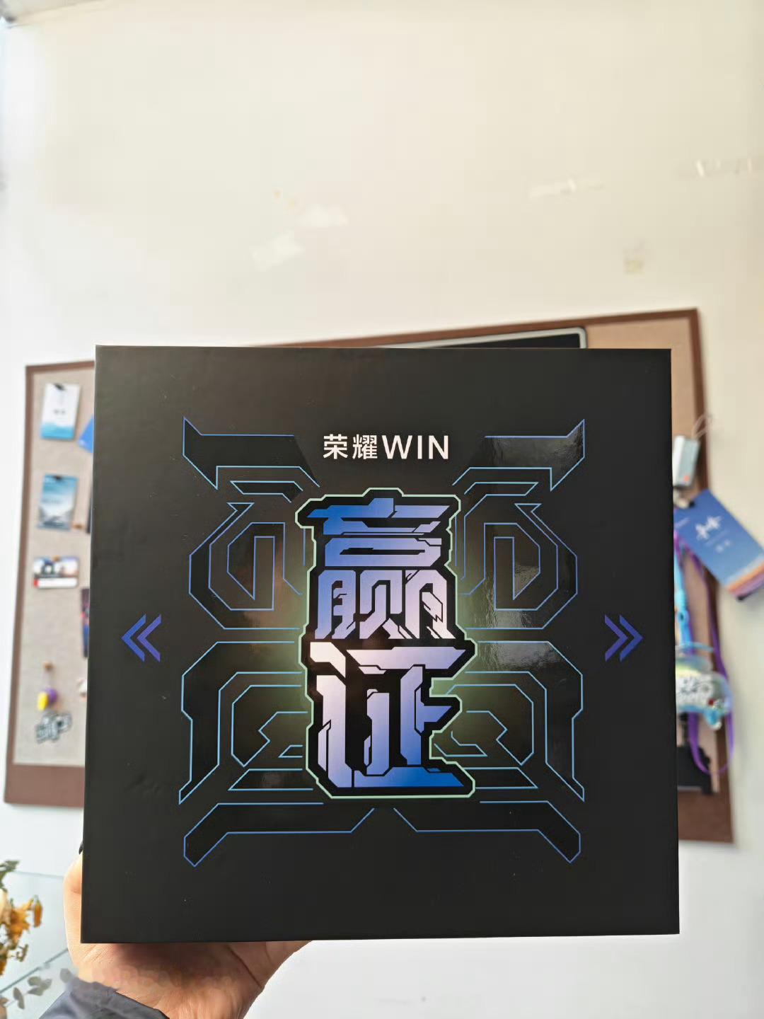 明天是荣耀 WIN 的发布会，在成都举办，我因为其他活动没法参加了，遗憾…刚刚有