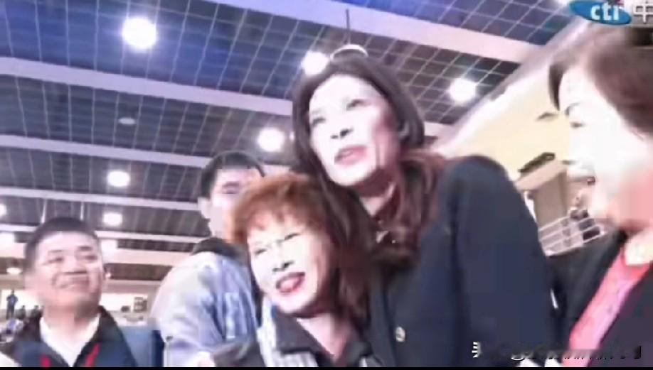 这十几秒的握手和拥抱，又给郑丽文注入了动力。

今天的国民党全代会郑丽文是主场，