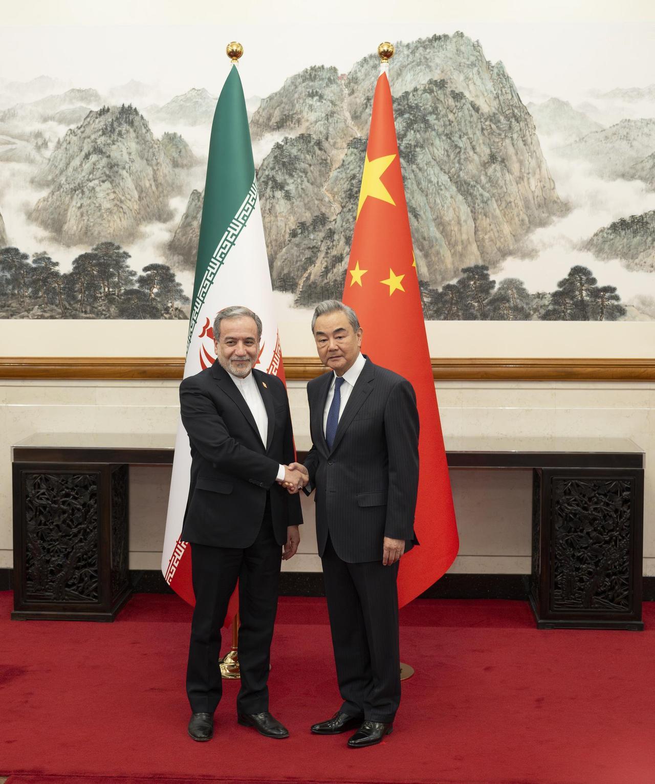 刚和美国谈完，伊朗外长马上就飞到北京。
很多人以为，这只是一次普通外长访问。
但