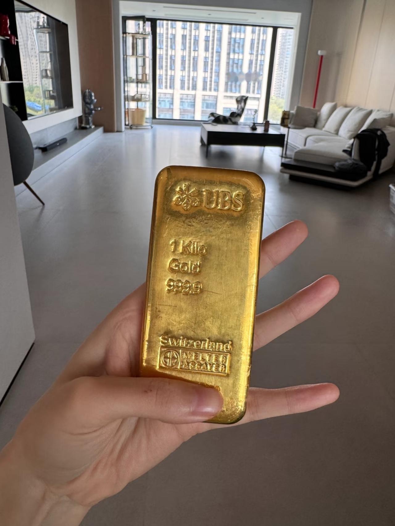 家人们，金价又有新动态啦！
2026年1月8号早上7点50分，基础金价约1001