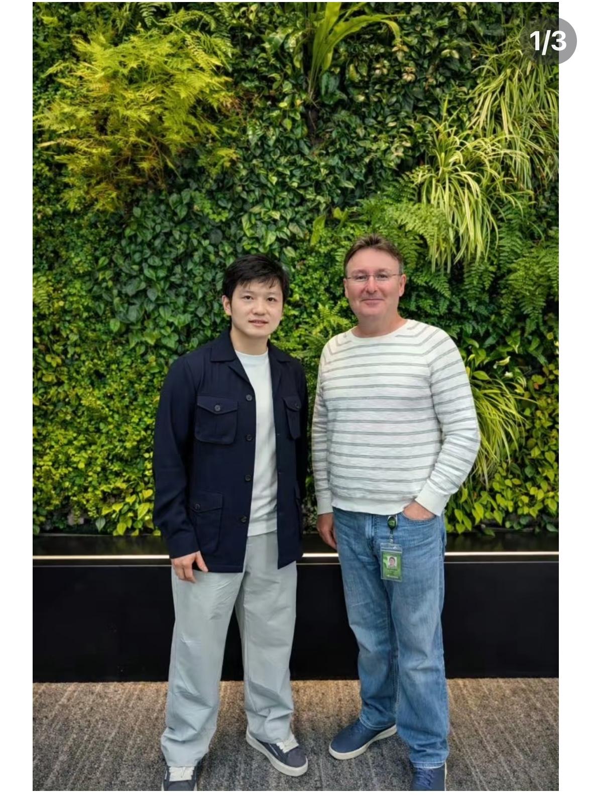 4月21日樊振东更新，与英伟达副总裁Troy合影啦！
樊振东最近真充实啊，
打完