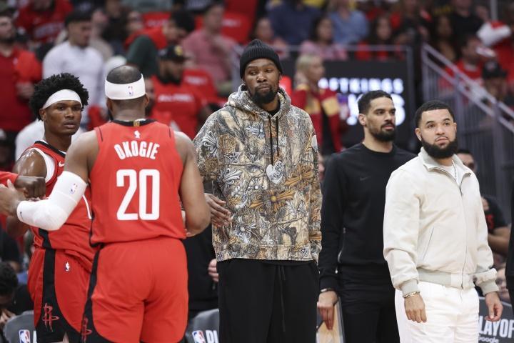 我终于知道
NBA为啥不安排火箭打揭幕战和圣诞大战了，
先说揭幕战，一共有三场揭