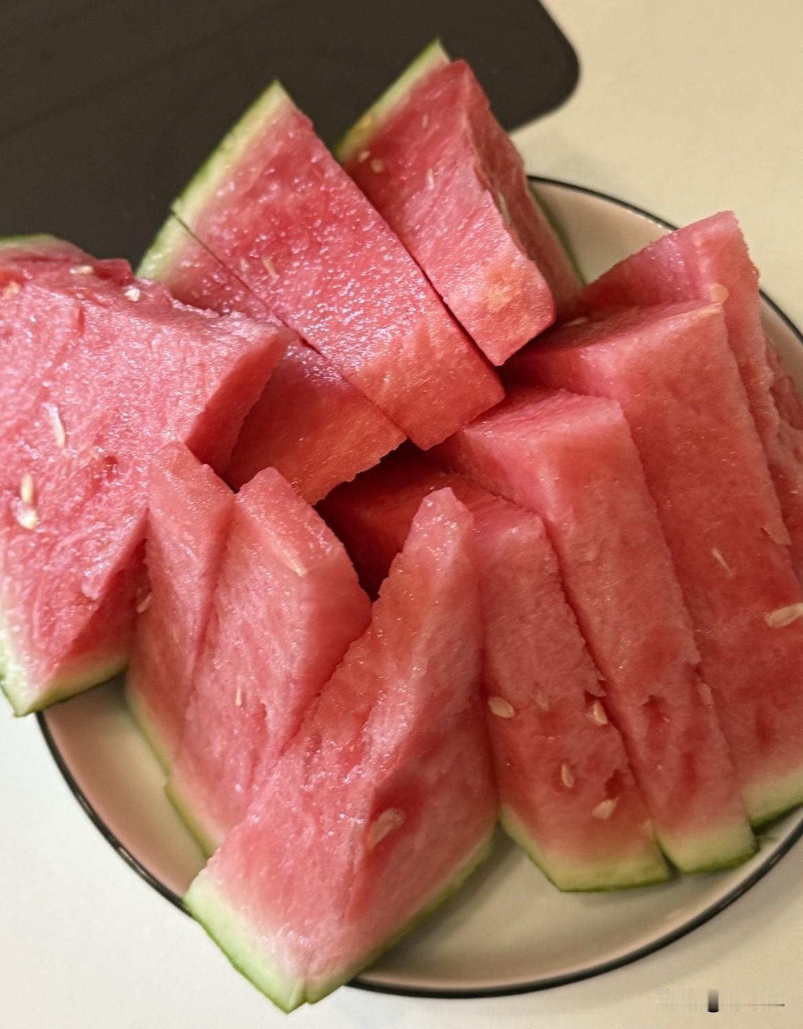 夏日限定的快乐，是吹着空调，看着剧，吃冰镇西瓜和冷饮，每一口都清爽到心里去。[微
