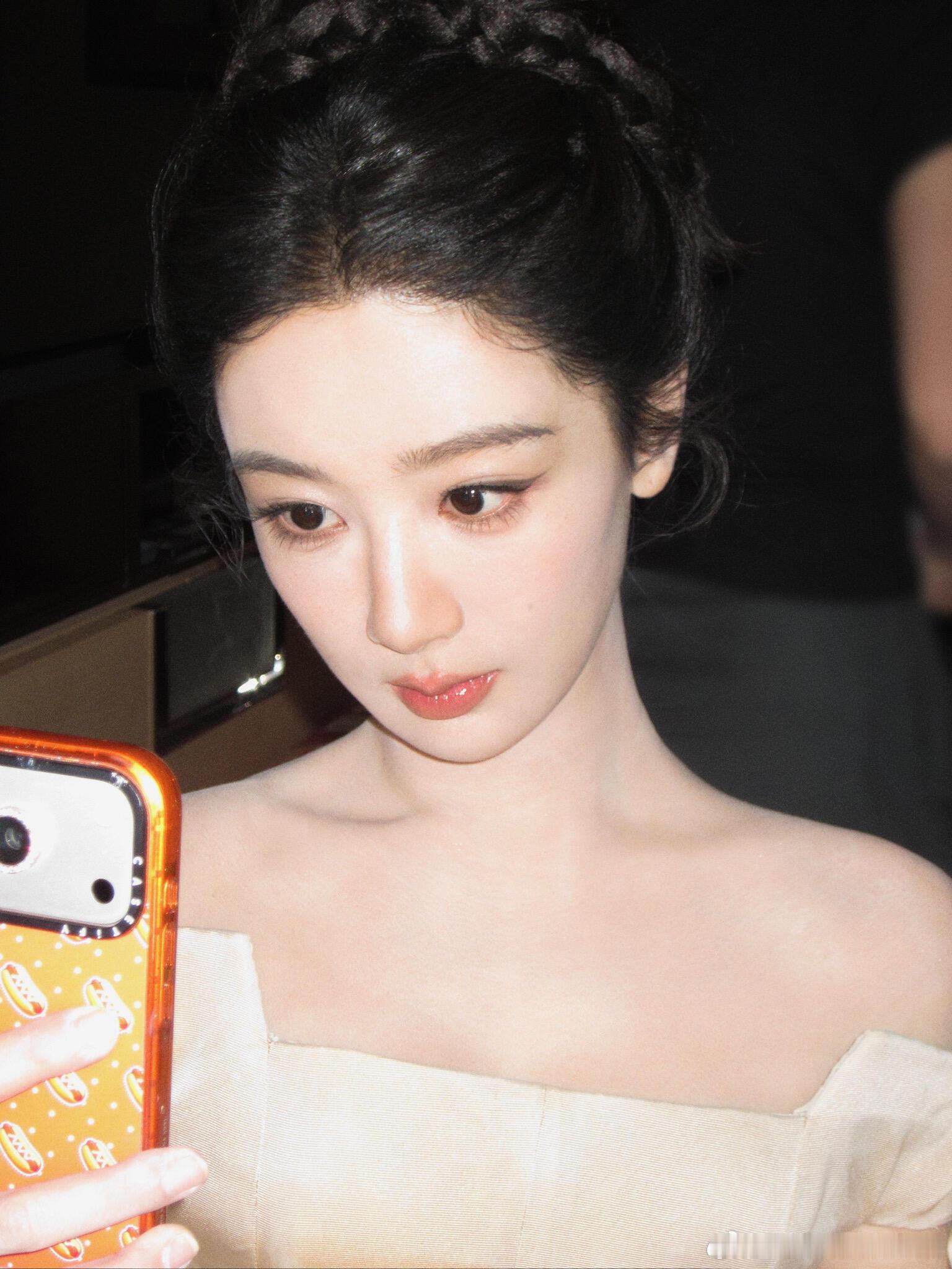 杨紫分享白玉兰庆功宴视频 镜头里的杨紫状态绝佳，露肩长裙优雅大气，被满桌鲜花包围