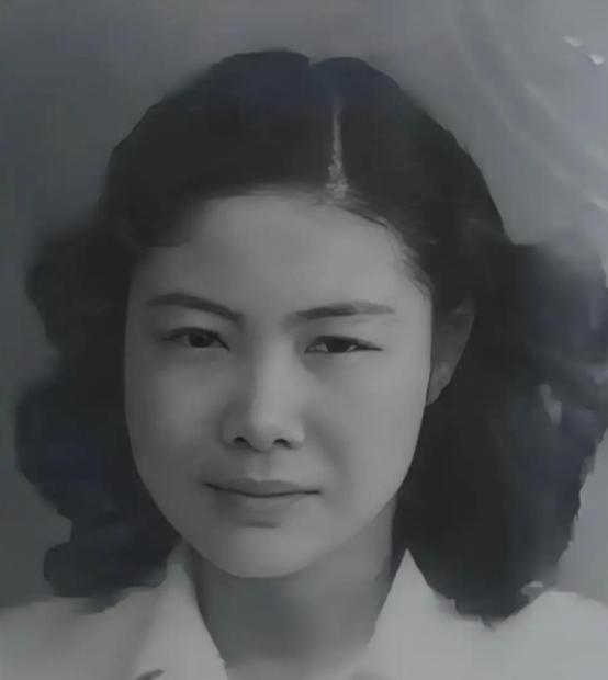 1934年，新婚后不久，才女作家苏青就撞见丈夫与表嫂约会，她隐忍不发，接连生下5