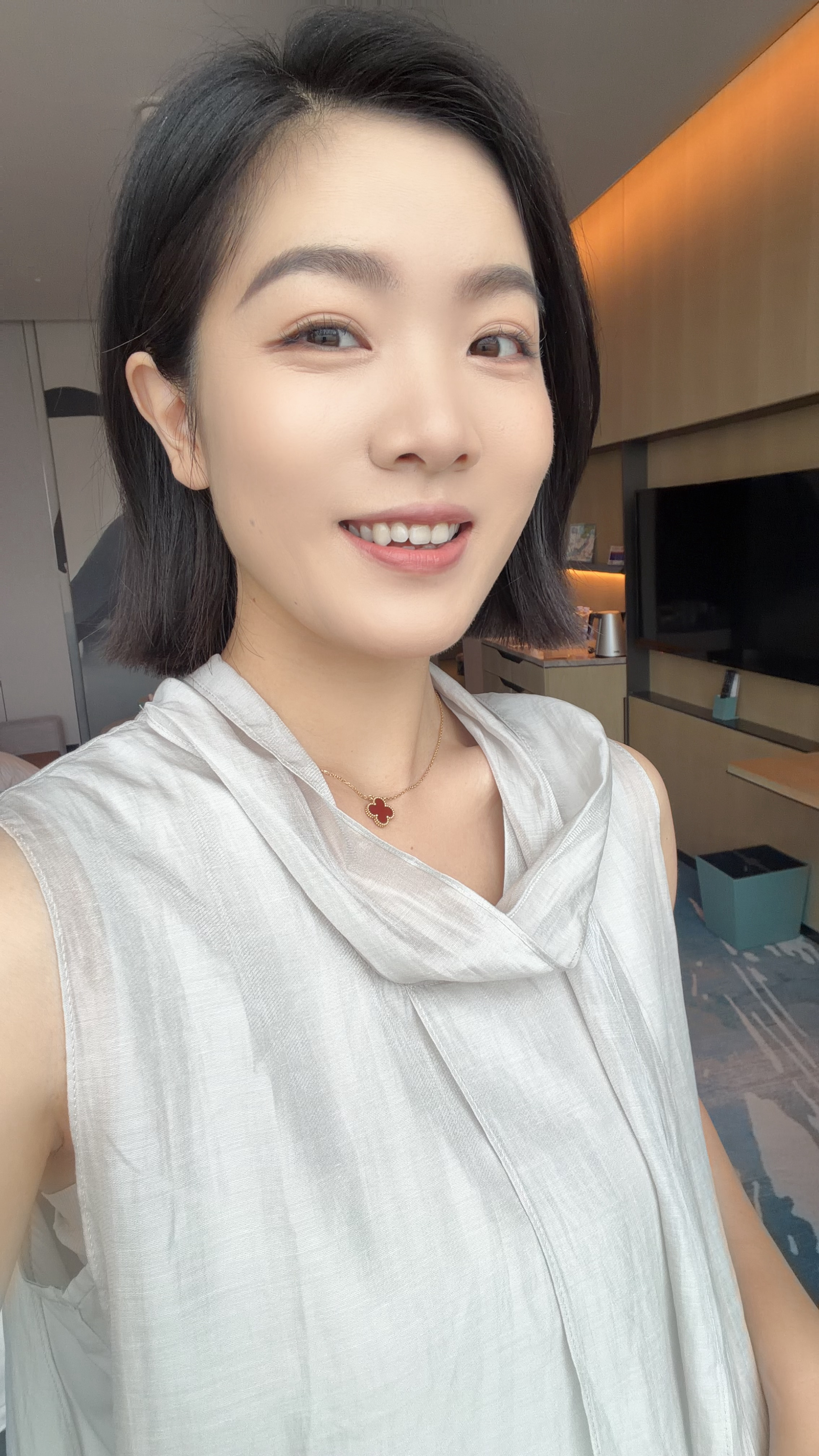 杭州下雨了偶尔来一趟的游客觉得是烟雨江南化妆师小姐姐说两个周都是雨啊，梅雨季节烦