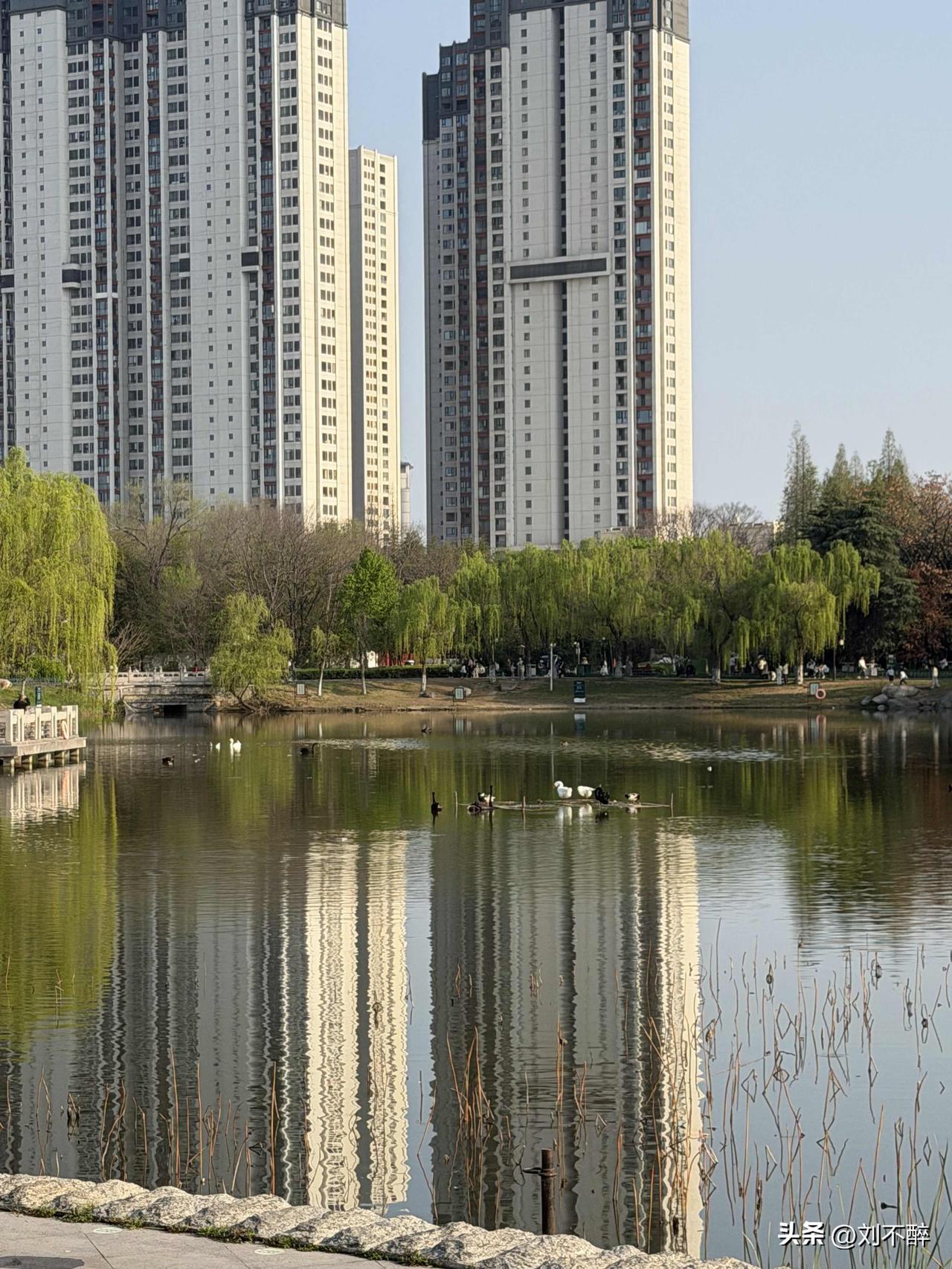 我是一名公务员，工龄即将满30年，因一次重大事件，被记大过处分。现在心里十分纠结