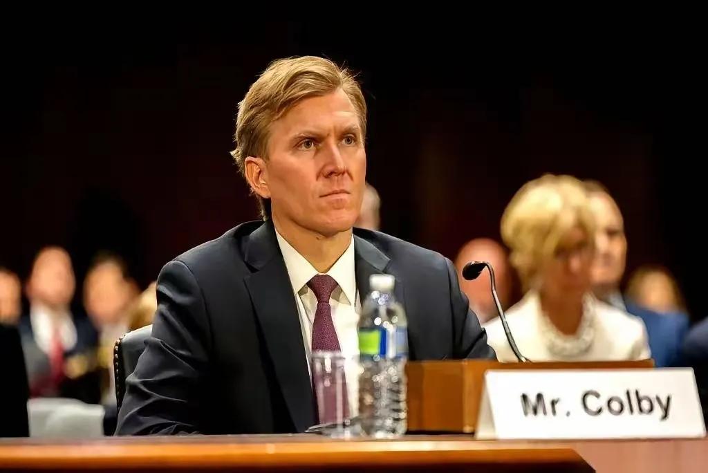 美国有个副防长，叫科尔比。五月份想来中国，被拒了。三个月过去，他又递申请，还是想