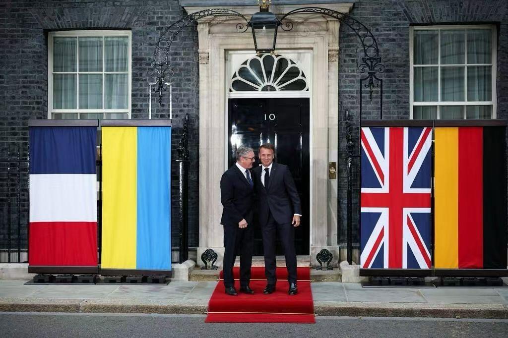 🇺🇦🇬🇧🇩🇪🇫🇷
泽连斯基、马克龙和默尔茨
抵达英国首相约翰逊的