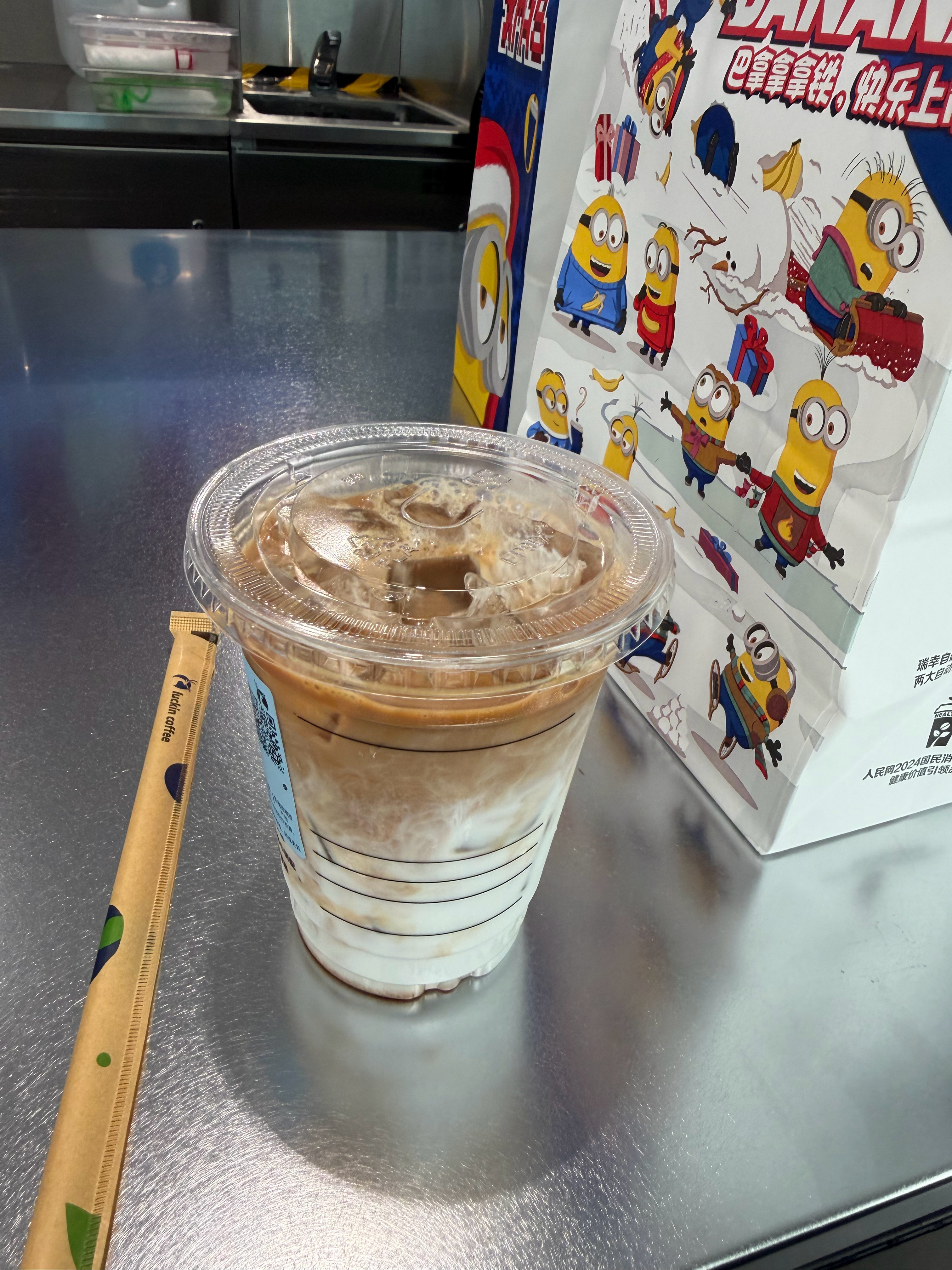 落地广州，太热了，先来一杯冰拿铁广州深圳在冬天简直就是打工人圣地，我热爱一切方便