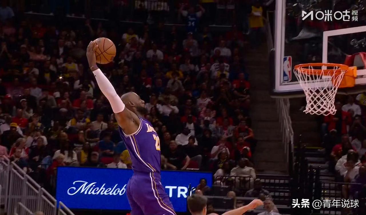 不可思议！詹姆斯还能这样扣啊！

今天，湖人队继续在客场挑战火箭队。第二节开局，