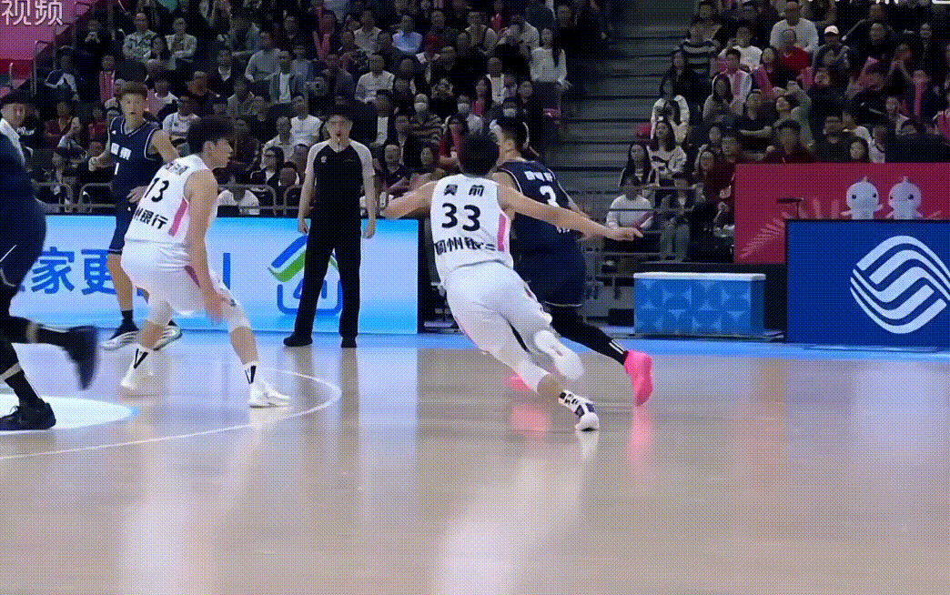 王睿泽这三分太解渴了，开局广东队进攻效率有点低，杜锋指导换上第二阵容了 