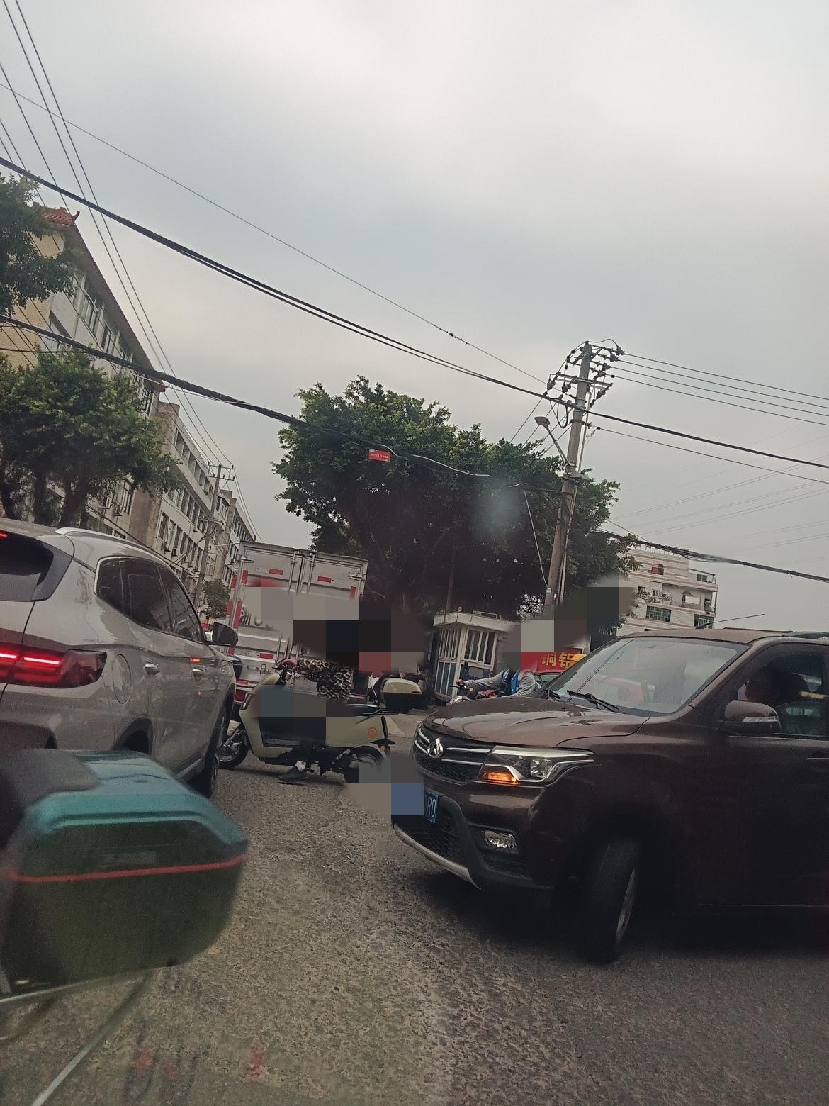 中午高峰的拥堵路段，隐匿着多少都市人的无奈？车窗外，红色尾灯绵延成串，原本20分
