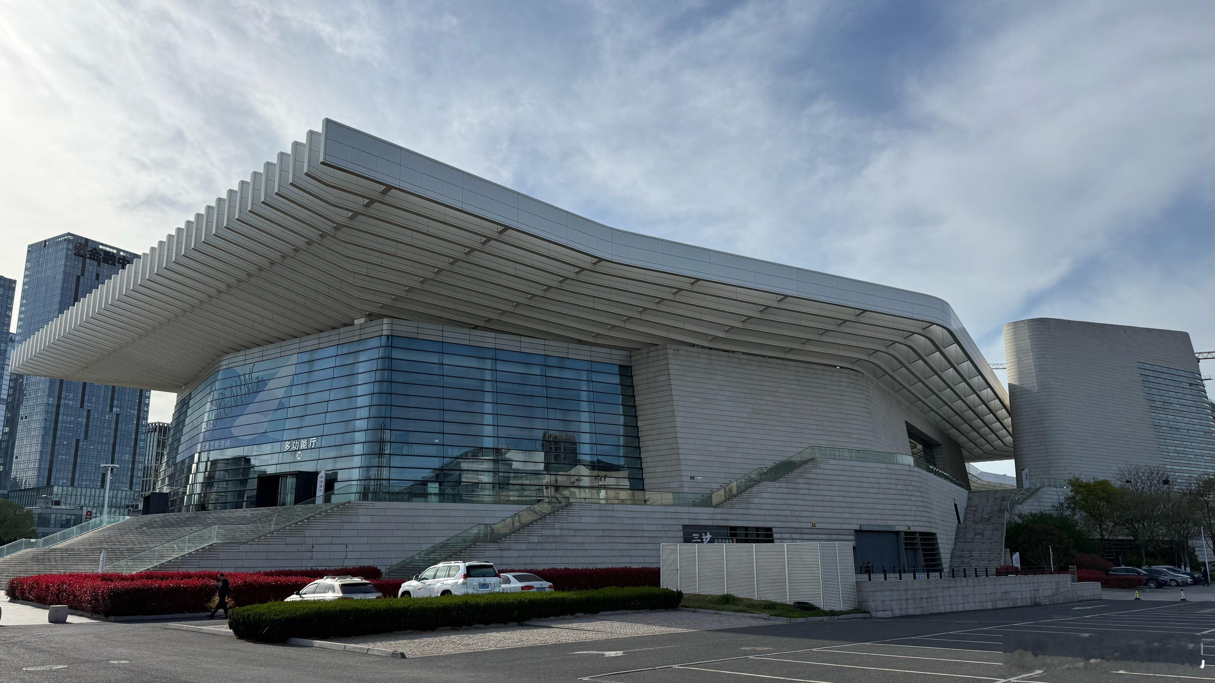 青岛大剧院。大剧院建设不难，培养从心里喜欢观看戏剧的人很难。 青岛·青岛大剧院