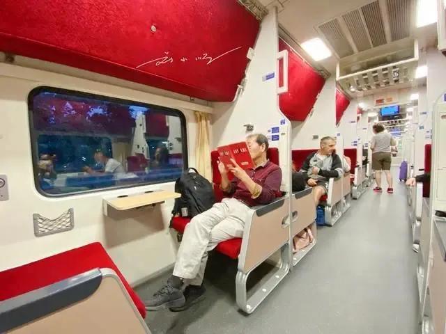 中国游客在泰国坐火车，看见这项服务很意外：中国火车可做不到？

这里是刘小顺的旅