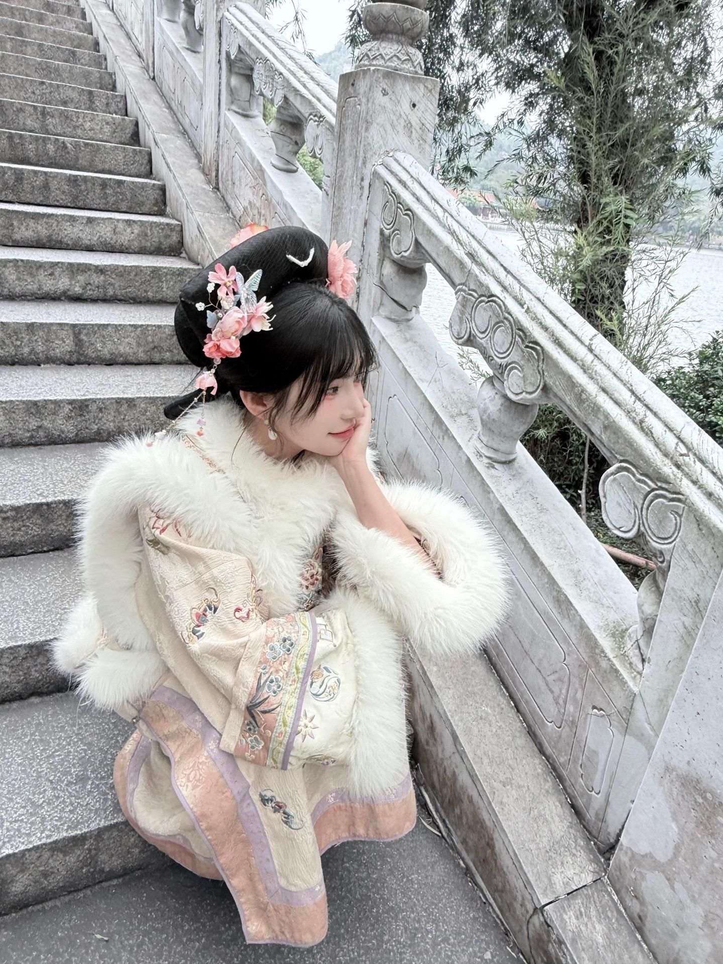 天性冷漠的人只允许自己难过一下下 嘻嘻。