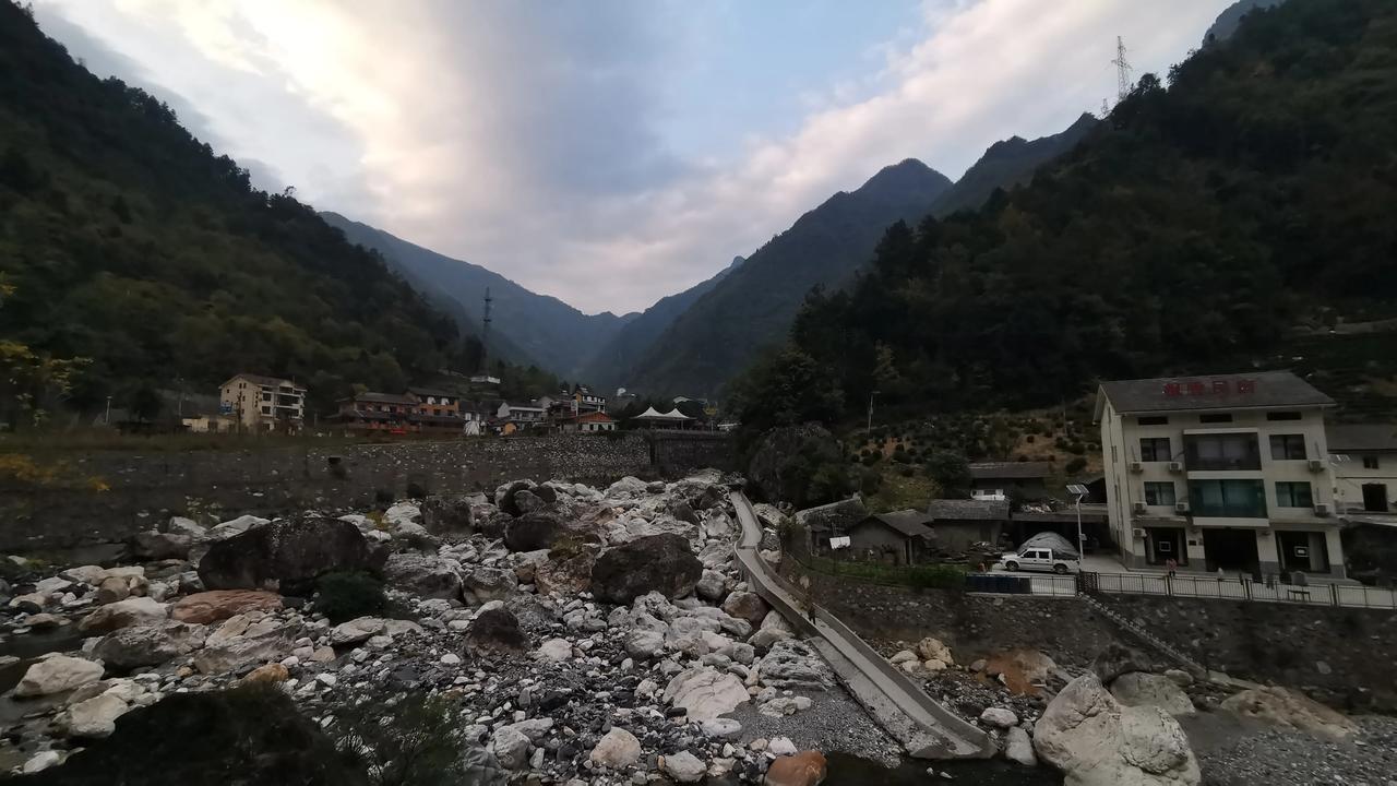 神龙架秋色岁月游记 溯江而上沿长江大堤由芜湖骑行至岳阳至石首（至武汉西进去岳阳，