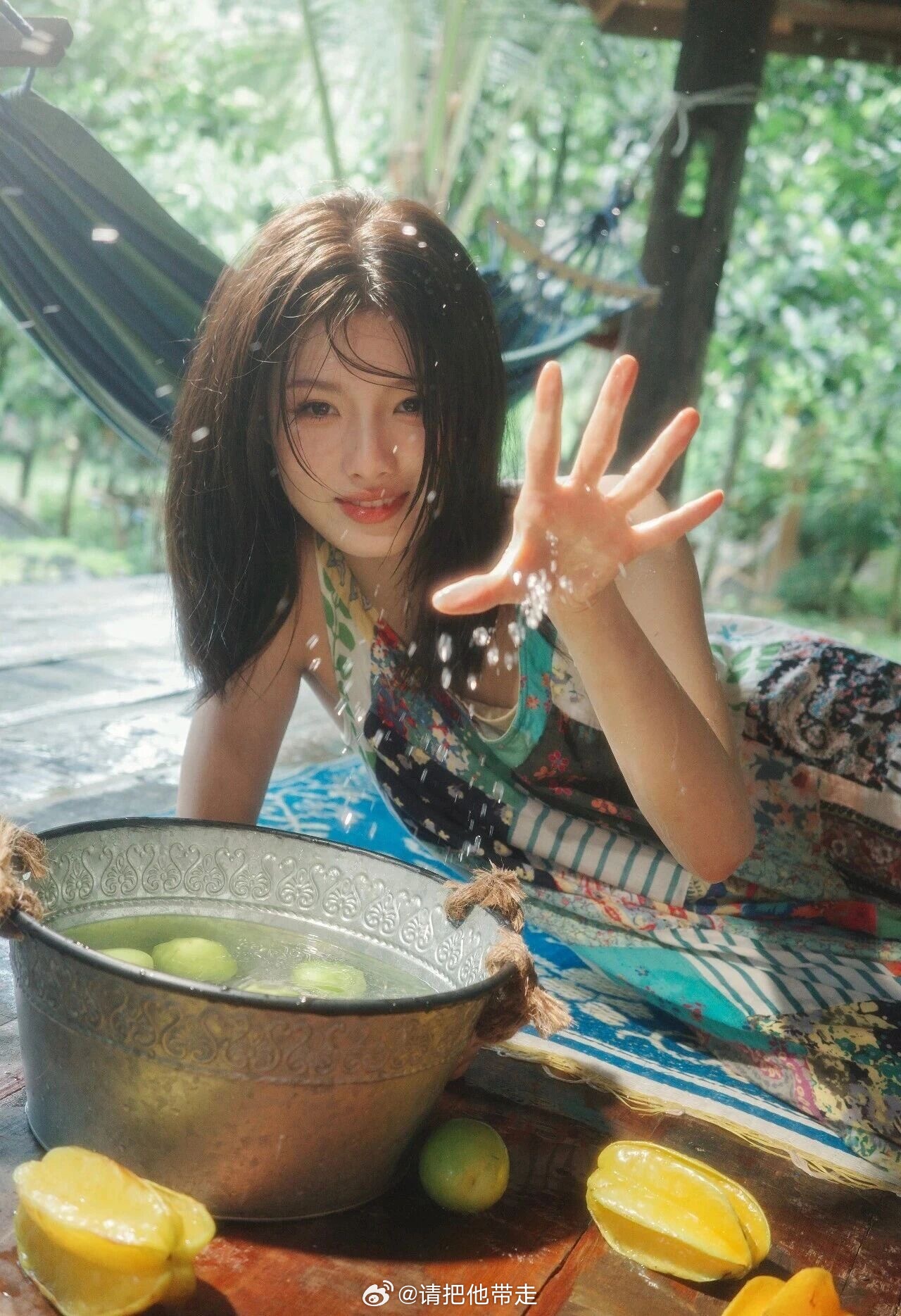 艾米写真集，湿漉漉的夏日午后清新的绿色打底像加了一层柔焦滤镜，柔和又通透湿润的水