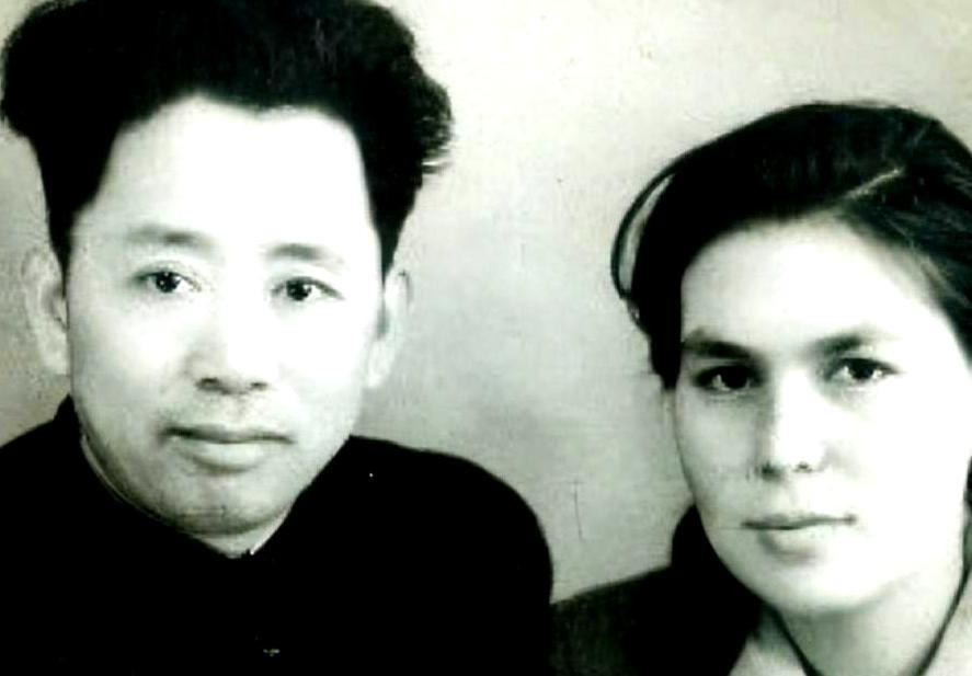 1965年，年仅55岁的开国上将刘亚楼因积劳成疾不幸离世。临终前，他拉着小自己1